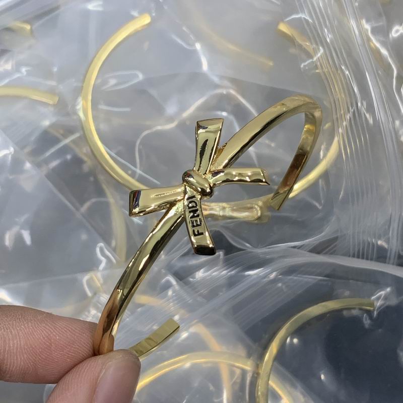 Fendi bracelet 01lyr18